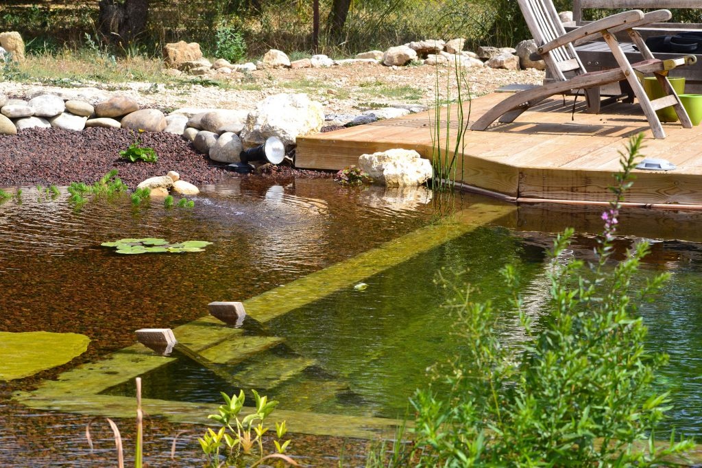 Un bassin d'ornement pour votre jardin : relaxant, reposant et
